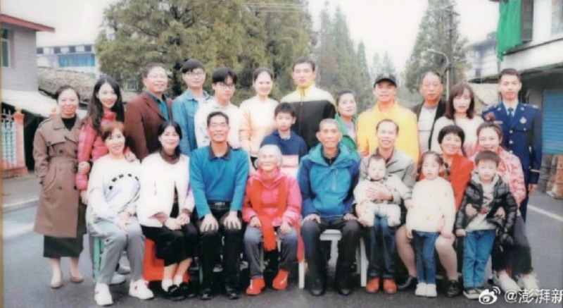 ‘China’s grandma’ hospital cleaner adopts 38 abandoned babies, in line for top moral awardBy Zoey ZhangA hospital cleaner in China who adopted 38 abandoned infants over a decade has been nominated as a National Moral Model.Tang Caiying, 88, is a retired cleaner from a hospital in Xinyu, in southeastern China’s Jiangxi province, the mainland media outlet The Paper reported.Between the 1980s and 1990s, she adopted more than 30 children.One winter day in 1982, a 46-year-old Tang found a baby girl wrapped in a cotton coat, abandoned beside railway tracks on her way to work.Unable to leave the baby in the freezing wind, she brought the crying infant home, fed and cleaned her up.She named the girl Fangfang, which means “fragrance” like blooming flowers.A group photo of those taken in by Tang Caiying, centre, shows the vast extent of her kindness. Photo: Weibovia SCMP Full Text Feed